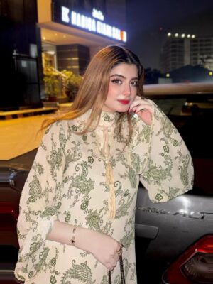 Arooj Fatimah Instagram - 🦢✨💐🫂🌸
.
.
Outfit: @arooj_collection2
Lenses : @freshtone.pk
.
.
#foryou #foryoupage #aroojfatimah