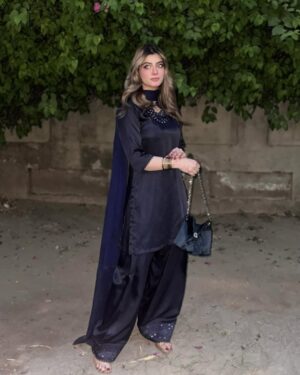 Arooj Fatimah Instagram - Which one 📸??
Outfit: @arooj_collection2
Dress giveaway krdoon??
.
.
.
#foryou #foryoupage #aroojfatimah