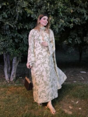 Arooj Fatimah Instagram - 🦢✨💐🫂🌸
.
.
Outfit: @arooj_collection2
Lenses : @freshtone.pk
.
.
#foryou #foryoupage #aroojfatimah