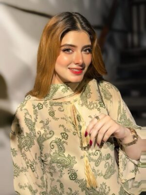 Arooj Fatimah Instagram - 🦢✨💐🫂🌸
.
.
Outfit: @arooj_collection2
Lenses : @freshtone.pk
.
.
#foryou #foryoupage #aroojfatimah