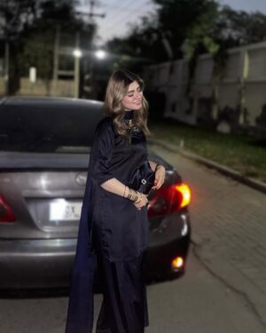 Arooj Fatimah Instagram - Which one 📸??
Outfit: @arooj_collection2
Dress giveaway krdoon??
.
.
.
#foryou #foryoupage #aroojfatimah