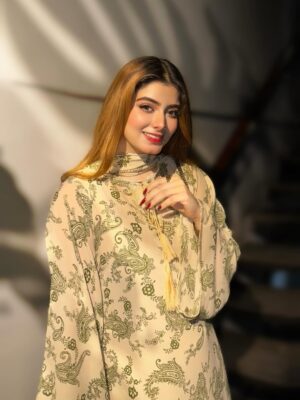 Arooj Fatimah Instagram - 🦢✨💐🫂🌸
.
.
Outfit: @arooj_collection2
Lenses : @freshtone.pk
.
.
#foryou #foryoupage #aroojfatimah