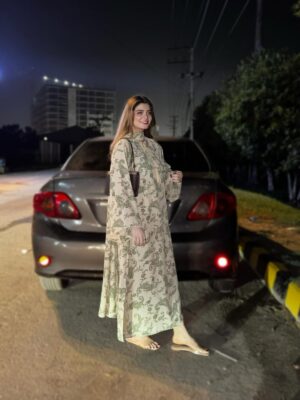 Arooj Fatimah Instagram - 🦢✨💐🫂🌸
.
.
Outfit: @arooj_collection2
Lenses : @freshtone.pk
.
.
#foryou #foryoupage #aroojfatimah