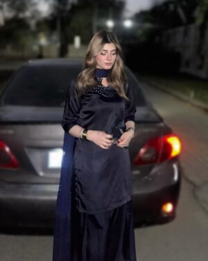 Arooj Fatimah Instagram - Which one 📸??
Outfit: @arooj_collection2
Dress giveaway krdoon??
.
.
.
#foryou #foryoupage #aroojfatimah