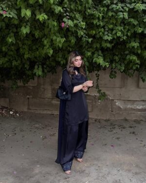 Arooj Fatimah Instagram - Which one 📸??
Outfit: @arooj_collection2
Dress giveaway krdoon??
.
.
.
#foryou #foryoupage #aroojfatimah