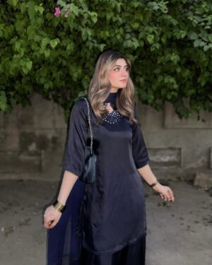 Arooj Fatimah Instagram - Which one 📸??
Outfit: @arooj_collection2
Dress giveaway krdoon??
.
.
.
#foryou #foryoupage #aroojfatimah