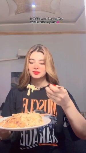 Arooj Fatimah Instagram - 💖🦢💫🍝
.
.
.
#foryou #foryoupage #aroojfatimah