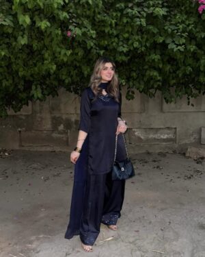 Arooj Fatimah Instagram - Which one 📸??
Outfit: @arooj_collection2
Dress giveaway krdoon??
.
.
.
#foryou #foryoupage #aroojfatimah