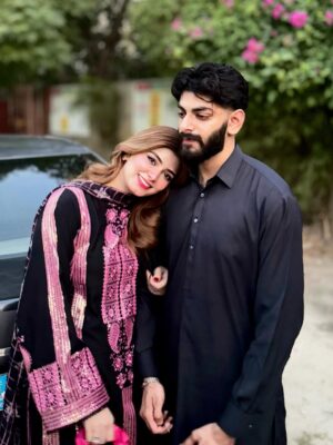 Arooj Fatimah Instagram - Which one 📸?
Outfit: @arooj_collection2 😍🌸
Bro: @hamzaalii35
.
.
.
#foryou #foryoupage