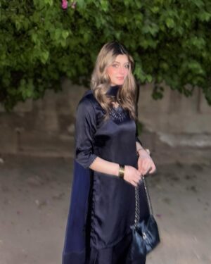 Arooj Fatimah Instagram - Which one 📸??
Outfit: @arooj_collection2
Dress giveaway krdoon??
.
.
.
#foryou #foryoupage #aroojfatimah