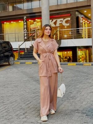 Arooj Fatimah Instagram - Outfit: @arooj_collection2
.
.
.
.
Lenses: @freshtone.pk