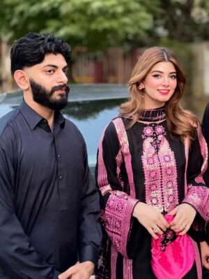 Arooj Fatimah Instagram - Which one 📸?
Outfit: @arooj_collection2 😍🌸
Bro: @hamzaalii35
.
.
.
#foryou #foryoupage
