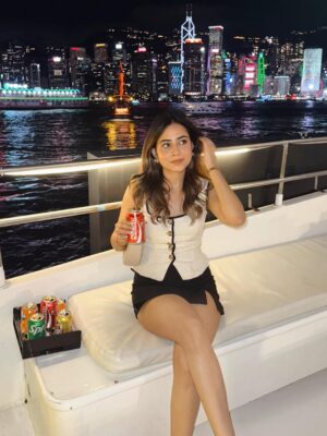 Arpita Gupta Instagram - 🏙️🖤✨
Top from @shopmauve.in