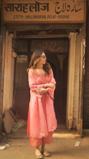 Arpita Gupta Instagram - Exploring the streets of old delhi wearing @narayanivastra đź©·
Ib @mahirahkhan