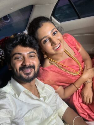 Arsha Baiju Instagram - கார்த்திக்கும் அணுவும் தங்களது புதிய வீட்டிற்கு குடி போனார்கள். அவர்கள் தான் உங்களது புதிய #Housemates.
என்னுடைய முதல் தமிழ் படமான ஹவுஸ்மேட்ஸ் இன்று திரைக்கு வருகிறது! தமிழ் திரையுலகில் இந்தப் புதிய அத்தியாயத்தைத் தொடங்குவதில் ஆவலாக இருக்கிறேன்.

Karthick and Anu have just moved in—they’re your new #housemates .My Tamil debut film Housemates hits the screens today! Excited to begin this new chapter in the Tamil film industry.
Thankyou so much @rajavel_hbk Anna♥️
@darshan_offl ♥️ @skprodoffl @playsmith_offl @southstudios_offl @kaaliactor @thevinodhini @nisharsharef @m.s.sathish_dop @rajeshmurugesanable