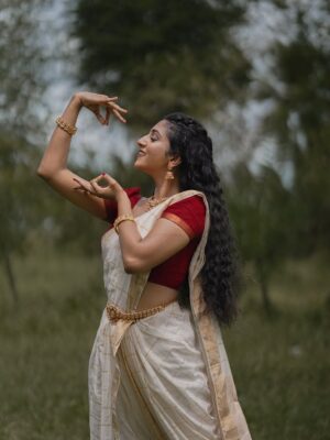 Arsha Baiju Instagram - ✨

📸 @k_a_sreerag_ 
Makeup @santhosh.vks.makeupartist 
Saree @byhand.in 
Edit @dopsinto_pod