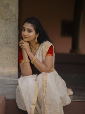 Arsha Baiju Instagram - ✨

📸 @k_a_sreerag_ 
Makeup @santhosh.vks.makeupartist 
Saree @byhand.in 
Edit @dopsinto_pod