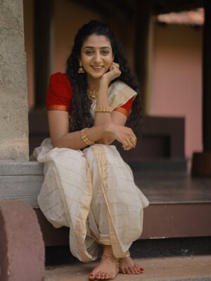Arsha Baiju Instagram - ✨

📸 @k_a_sreerag_ 
Makeup @santhosh.vks.makeupartist 
Saree @byhand.in 
Edit @dopsinto_pod