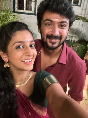 Arsha Baiju Instagram - Housemates trending #1 in India  @zee5 @zee5tamil 
Anu and Karthick were busy capturing every moment in selfies😜
2nd pic - This is how Karthick barely manages to live with Anu🤪🥶
@darshan_offl @rajavel_hbk @skprodoffl @kaaliactor @thevinodhini @m.s.sathish_dop @nisharsharef @actorsrickykenny @rajeshmurugesanable @southstudios_offl @playsmith_offl 
#housemates