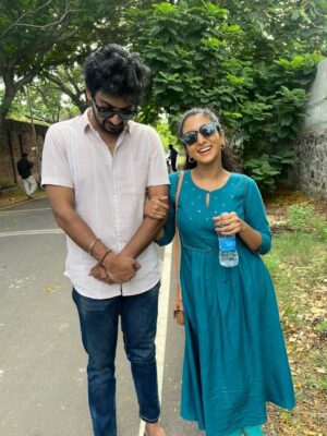 Arsha Baiju Instagram - Housemates trending #1 in India  @zee5 @zee5tamil 
Anu and Karthick were busy capturing every moment in selfies😜
2nd pic - This is how Karthick barely manages to live with Anu🤪🥶
@darshan_offl @rajavel_hbk @skprodoffl @kaaliactor @thevinodhini @m.s.sathish_dop @nisharsharef @actorsrickykenny @rajeshmurugesanable @southstudios_offl @playsmith_offl 
#housemates