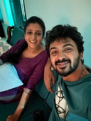 Arsha Baiju Instagram - Housemates trending #1 in India  @zee5 @zee5tamil 
Anu and Karthick were busy capturing every moment in selfies😜
2nd pic - This is how Karthick barely manages to live with Anu🤪🥶
@darshan_offl @rajavel_hbk @skprodoffl @kaaliactor @thevinodhini @m.s.sathish_dop @nisharsharef @actorsrickykenny @rajeshmurugesanable @southstudios_offl @playsmith_offl 
#housemates