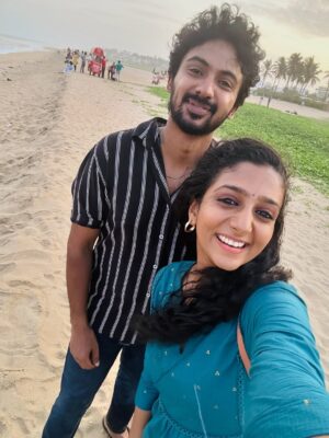Arsha Baiju Instagram - Housemates trending #1 in India  @zee5 @zee5tamil 
Anu and Karthick were busy capturing every moment in selfies😜
2nd pic - This is how Karthick barely manages to live with Anu🤪🥶
@darshan_offl @rajavel_hbk @skprodoffl @kaaliactor @thevinodhini @m.s.sathish_dop @nisharsharef @actorsrickykenny @rajeshmurugesanable @southstudios_offl @playsmith_offl 
#housemates
