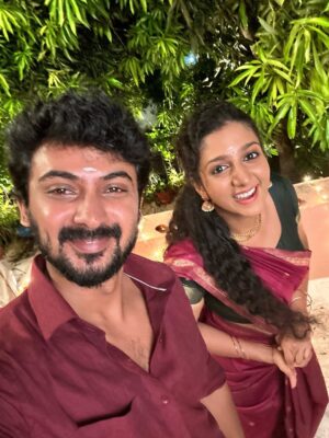 Arsha Baiju Instagram - Housemates trending #1 in India  @zee5 @zee5tamil 
Anu and Karthick were busy capturing every moment in selfies😜
2nd pic - This is how Karthick barely manages to live with Anu🤪🥶
@darshan_offl @rajavel_hbk @skprodoffl @kaaliactor @thevinodhini @m.s.sathish_dop @nisharsharef @actorsrickykenny @rajeshmurugesanable @southstudios_offl @playsmith_offl 
#housemates