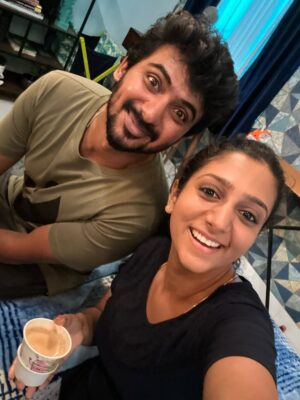 Arsha Baiju Instagram - Housemates trending #1 in India  @zee5 @zee5tamil 
Anu and Karthick were busy capturing every moment in selfies😜
2nd pic - This is how Karthick barely manages to live with Anu🤪🥶
@darshan_offl @rajavel_hbk @skprodoffl @kaaliactor @thevinodhini @m.s.sathish_dop @nisharsharef @actorsrickykenny @rajeshmurugesanable @southstudios_offl @playsmith_offl 
#housemates
