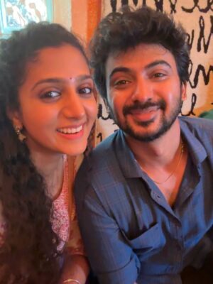 Arsha Baiju Instagram - Housemates trending #1 in India  @zee5 @zee5tamil 
Anu and Karthick were busy capturing every moment in selfies😜
2nd pic - This is how Karthick barely manages to live with Anu🤪🥶
@darshan_offl @rajavel_hbk @skprodoffl @kaaliactor @thevinodhini @m.s.sathish_dop @nisharsharef @actorsrickykenny @rajeshmurugesanable @southstudios_offl @playsmith_offl 
#housemates