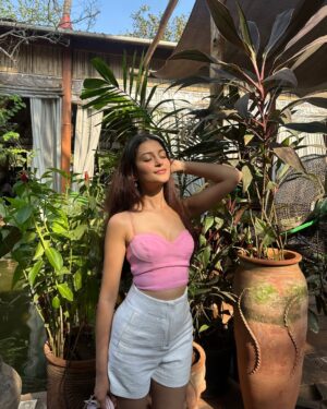 Arshina Sumbul Instagram - Gimme that sunshine!!☀️☀️
.
.
.
.
#ootd #goadiaries #ootdideas #chaiandsunshine