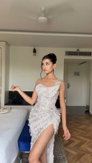 Arshina Sumbul Instagram - Matsuzaka ma’am core✨🤭
.
.
.
.
#postoftheday #ootd #explorepage #shinchan #shinchancore #ootdfashion