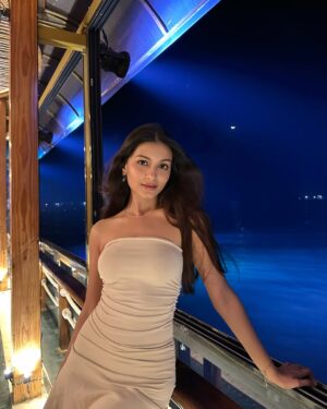 Arshina Sumbul Instagram - How not to obsess?🌙✨
.
.
.
.
.
#moonlight #postoftheday #moon #ootn #gratefullness #trending #foryoupage