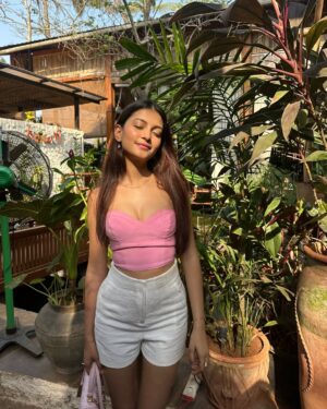 Arshina Sumbul Instagram - Gimme that sunshine!!☀️☀️
.
.
.
.
#ootd #goadiaries #ootdideas #chaiandsunshine