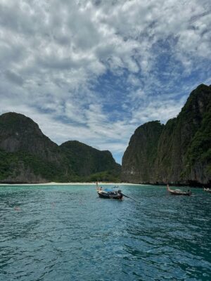 Arshina Sumbul Instagram - Core memories🪸🌊
.
.
.
.
.
#travel #traveldestination #phiphiislands #thailandtraveltips #thailandtravel #ootd #beachootd #trending