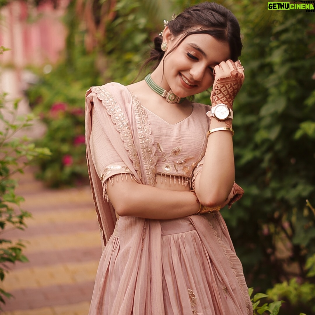 Arshriddh - 10.7K Likes - It was a task to choose these pictures 🥹❤️
I loved them all so much ☺️🥰💄

Comment ur favorite picture❤️🧿