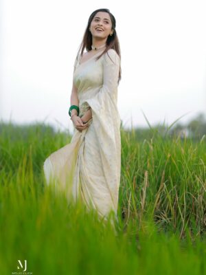 Arthana Binu Instagram - Onam Vibe 🌸🌼
.
.
Costume: @ajs_attires 
MUAH :  @srishtimakeoverhub 
Accessories : @srishti_jewellery_hub 
Photography: @mojo_click