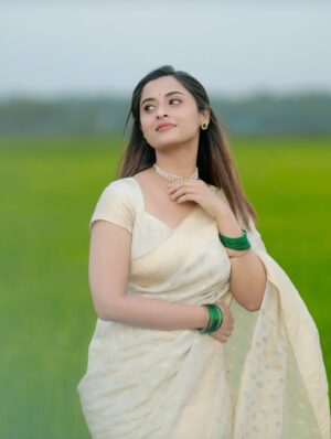Arthana Binu Instagram - Onam Vibe 🌸🌼
.
.
Costume: @ajs_attires 
MUAH :  @srishtimakeoverhub 
Accessories : @srishti_jewellery_hub 
Photography: @mojo_click