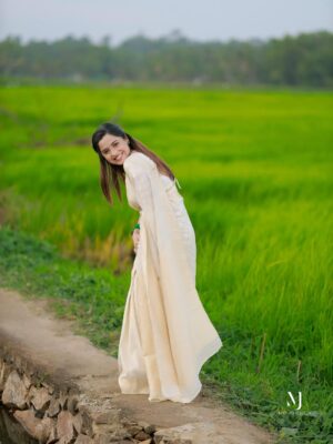 Arthana Binu Instagram - Onam Vibe 🌸🌼
.
.
Costume: @ajs_attires 
MUAH :  @srishtimakeoverhub 
Accessories : @srishti_jewellery_hub 
Photography: @mojo_click