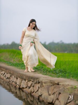 Arthana Binu Instagram - Onam Vibe 🌸🌼
.
.
Costume: @ajs_attires 
MUAH :  @srishtimakeoverhub 
Accessories : @srishti_jewellery_hub 
Photography: @mojo_click