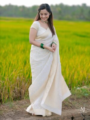 Arthana Binu Instagram - Onam Vibe 🌸🌼
.
.
Costume: @ajs_attires 
MUAH :  @srishtimakeoverhub 
Accessories : @srishti_jewellery_hub 
Photography: @mojo_click