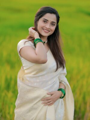 Arthana Binu Instagram - Onam Vibe 🌸🌼
.
.
Costume: @ajs_attires 
MUAH :  @srishtimakeoverhub 
Accessories : @srishti_jewellery_hub 
Photography: @mojo_click