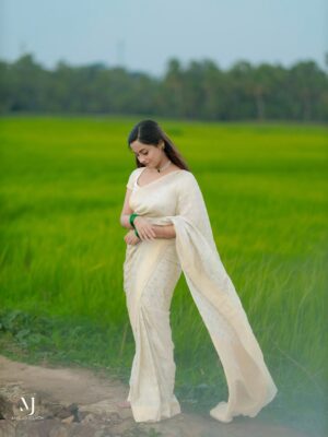 Arthana Binu Instagram - Onam Vibe 🌸🌼
.
.
Costume: @ajs_attires 
MUAH :  @srishtimakeoverhub 
Accessories : @srishti_jewellery_hub 
Photography: @mojo_click