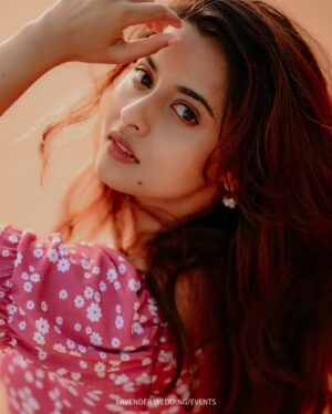 Arthana Binu Instagram - ☀️🌊
Photography: @lavenderweddingevent @myselfsharonthomas 

Impromptu photoshoot put together by: @jobjneriamparampil