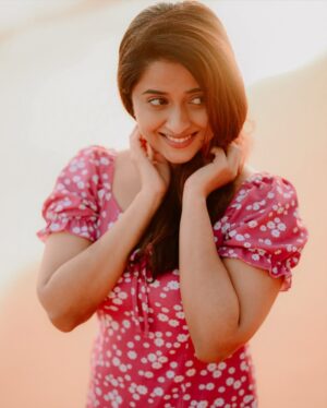 Arthana Binu Instagram - ☀️🌊
Photography: @lavenderweddingevent @myselfsharonthomas 

Impromptu photoshoot put together by: @jobjneriamparampil