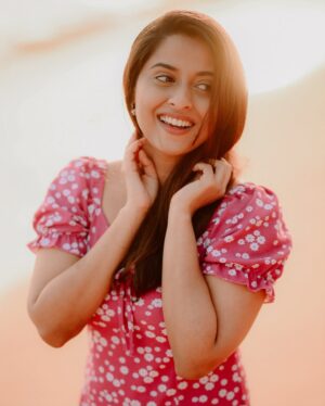 Arthana Binu Instagram - ☀️🌊
Photography: @lavenderweddingevent @myselfsharonthomas 

Impromptu photoshoot put together by: @jobjneriamparampil