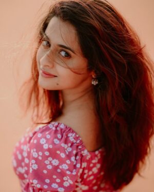 Arthana Binu Instagram - ☀️🌊
Photography: @lavenderweddingevent @myselfsharonthomas 

Impromptu photoshoot put together by: @jobjneriamparampil