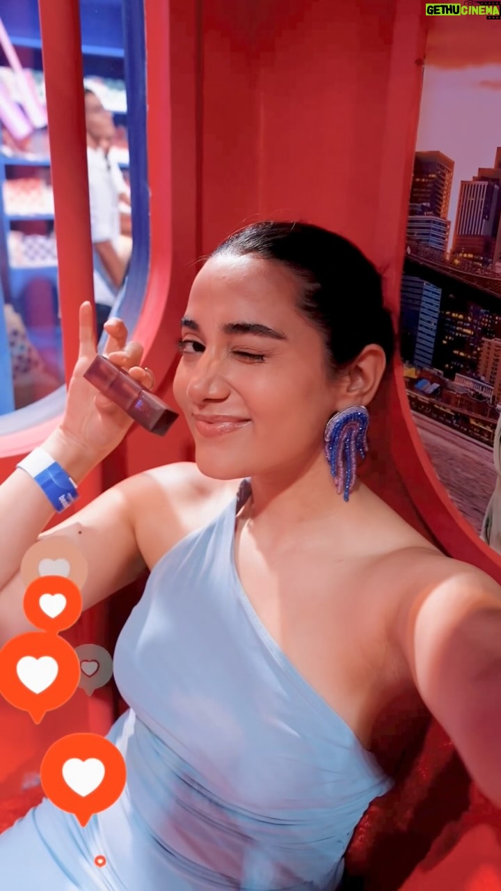 Asfi Javed - 19.4K Likes - Golden hour hits different when your makeup stays put — even in this monsoon madness! 🌧️✨
Maybelline x Amazon Beautyverse brought the glam, and the formulas came through 🔥

Obsessed with how the Lumi Matte base   lips ate 😮‍💨💋
Thanks for the glow-up @maybelline @amazonfashionin ✨

#amazonbeautyverse2025 #monsoonproofmakeup #maybellineindia #amazoninfluencers #grwm #ad
