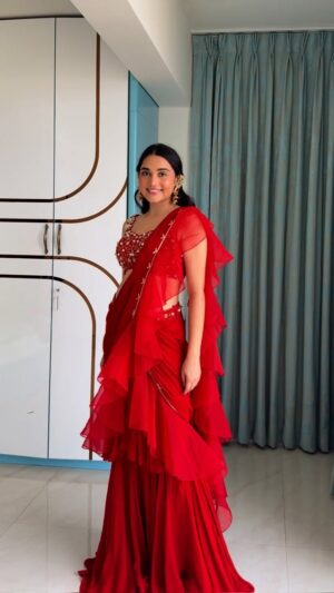 Asfi Javed Instagram - ❤️🔥
Outfit - @divyaupadhyalabel
Earrings - @opasa.jewellery
PR- @_anushkapuri_