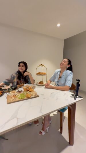 Asfi Javed Instagram - Everyone who’s supporting Uorfi in Traitors is my friend 😌🤍

Also do watch our podcast on YouTube 🫶🏻