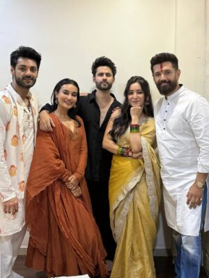Asha Negi Instagram - Officially reached that ‘Gaane toh humare zamaane mein hua karte the’ stage:)
Ps. Pose of the night.. चूड़ियाँ दिखाने का तरीका थोड़ा cazzueel है।
.
@eternitybysakshi Saree🤎
Also I want to wear more sarees in life! Bcz why not!
